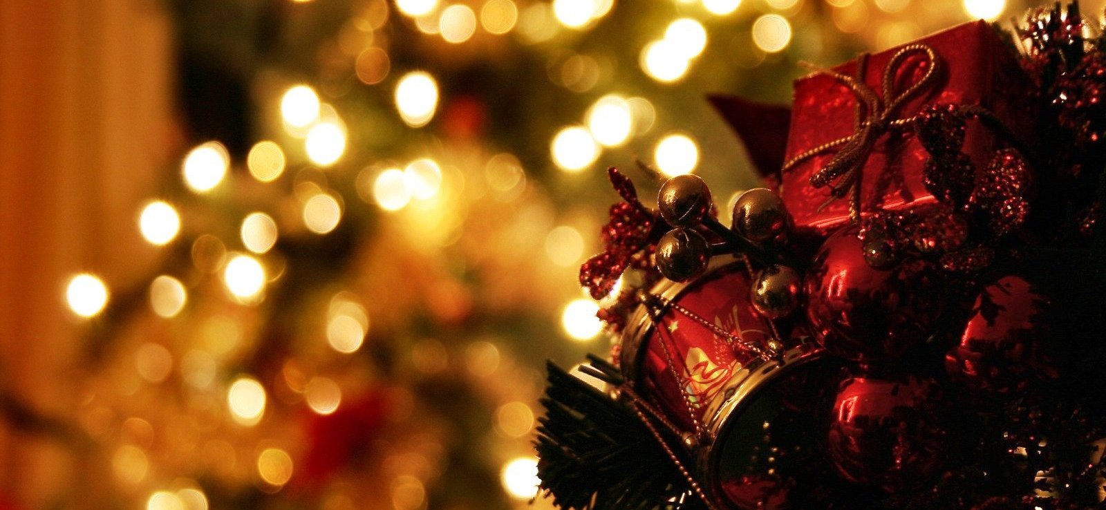 holiday-new-year-christmas-mood-magic-night-lights-garland-toys-decoration-photo-images-wallpaper