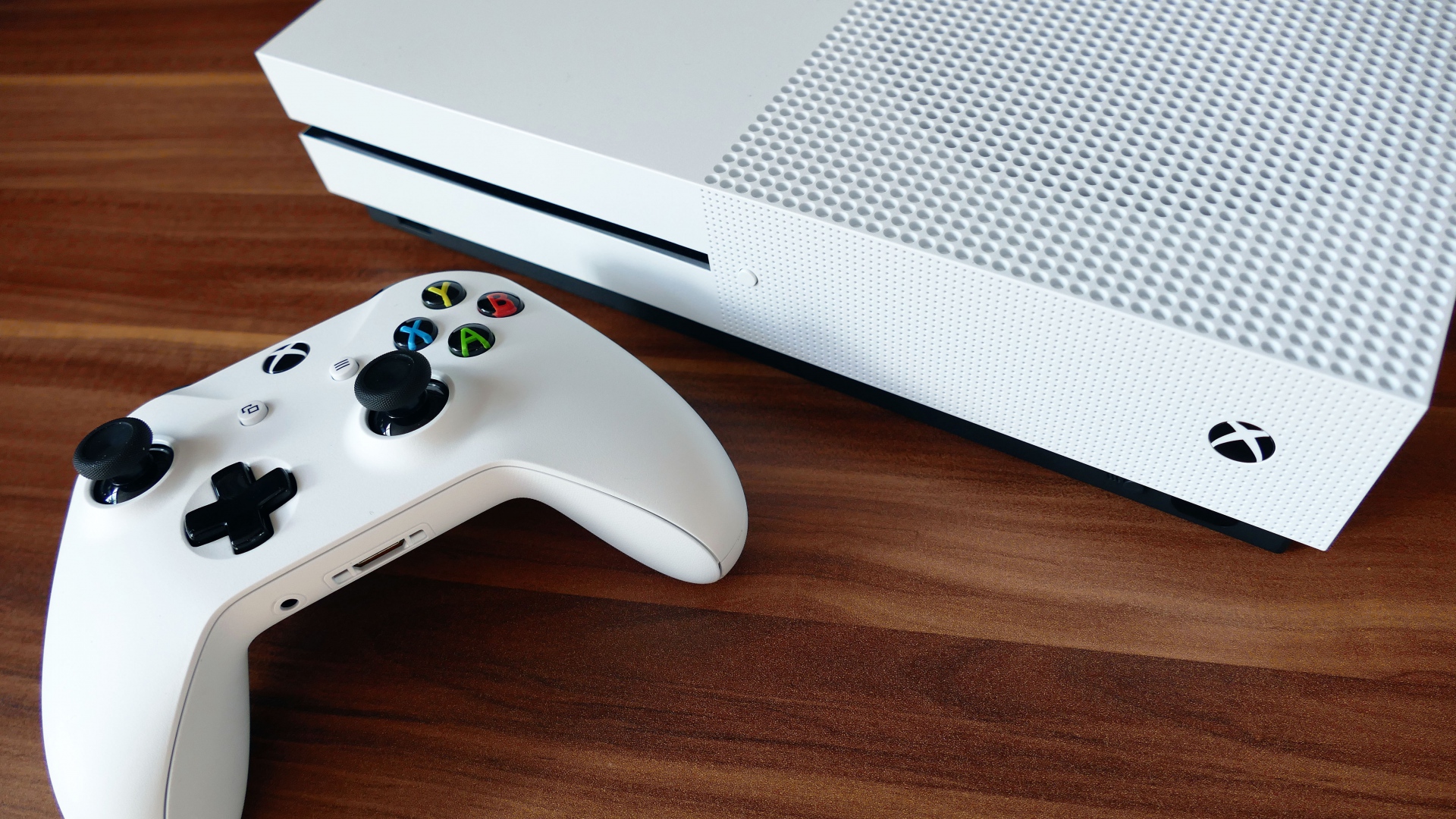 xbox_game_console_console_joystick_controller_112323_1920x1080